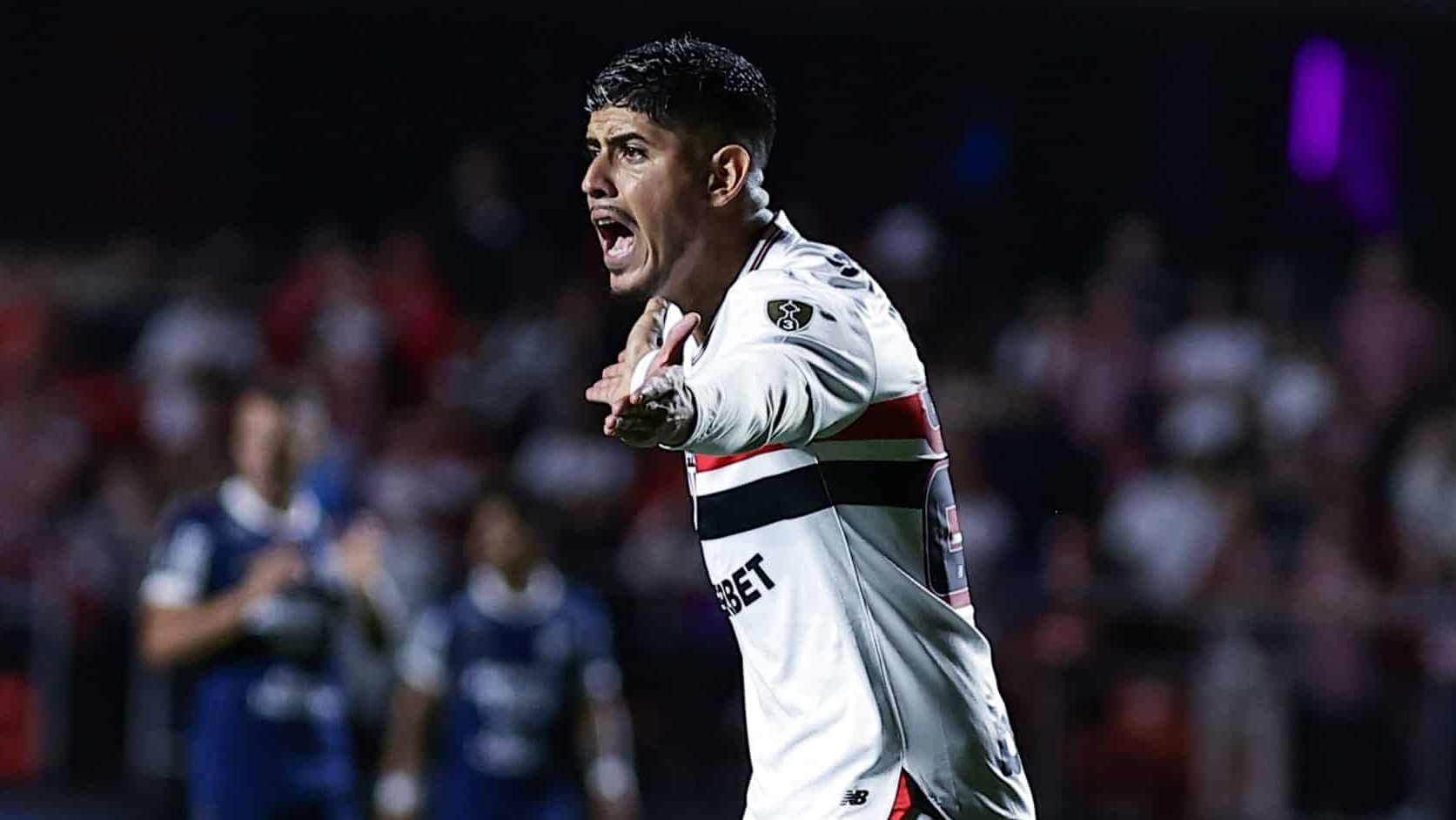 trivela's tweet card. Entre reuniões, propostas e contrapropostas, o São Paulo ainda busca um acordo para a renovação de contrato com Alan Franco. Nada, porém, que cause