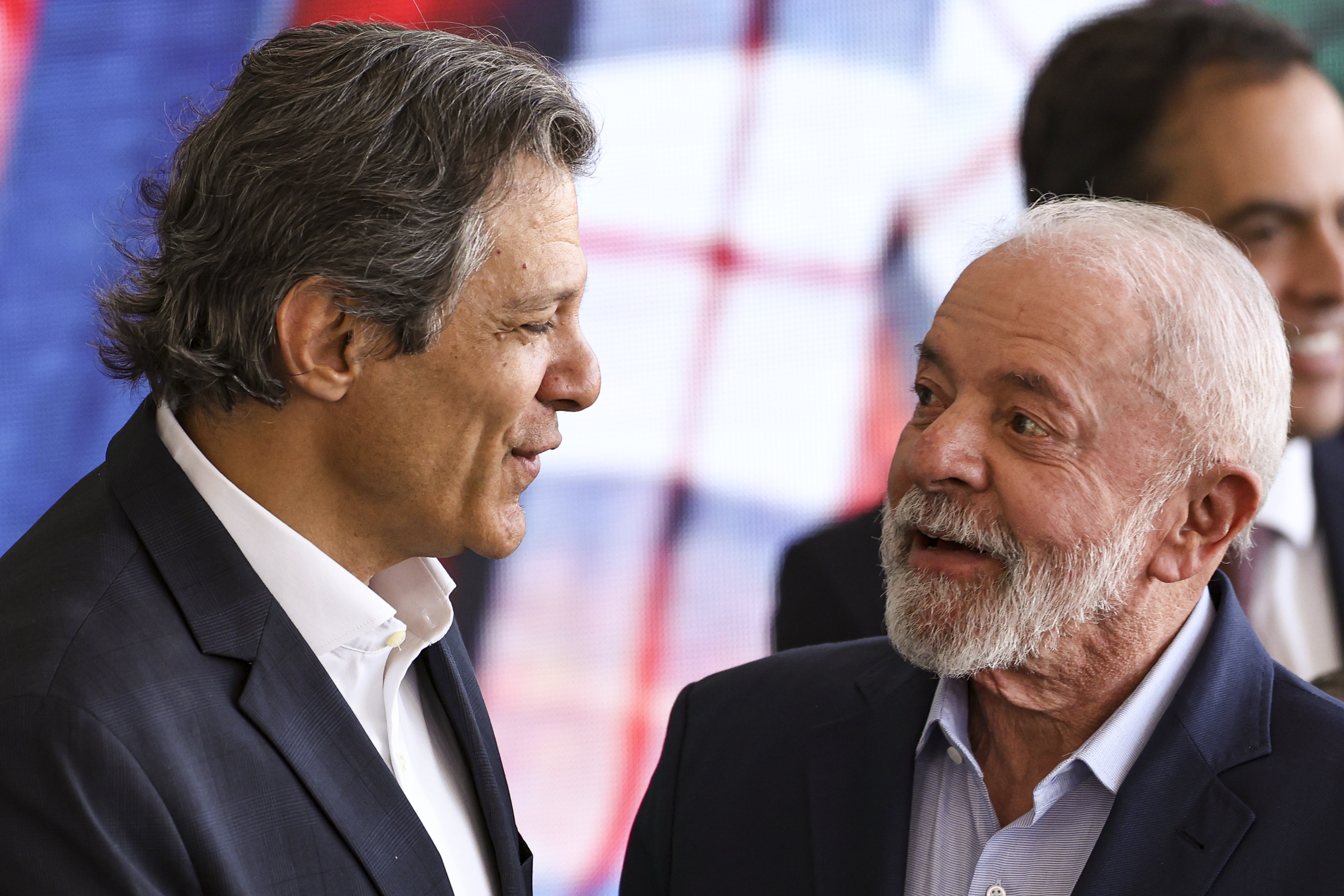 revistaoeste's tweet card. O montante superou em quase 40% o valor corrigido pela inflação registrado no mesmo mês de 2024