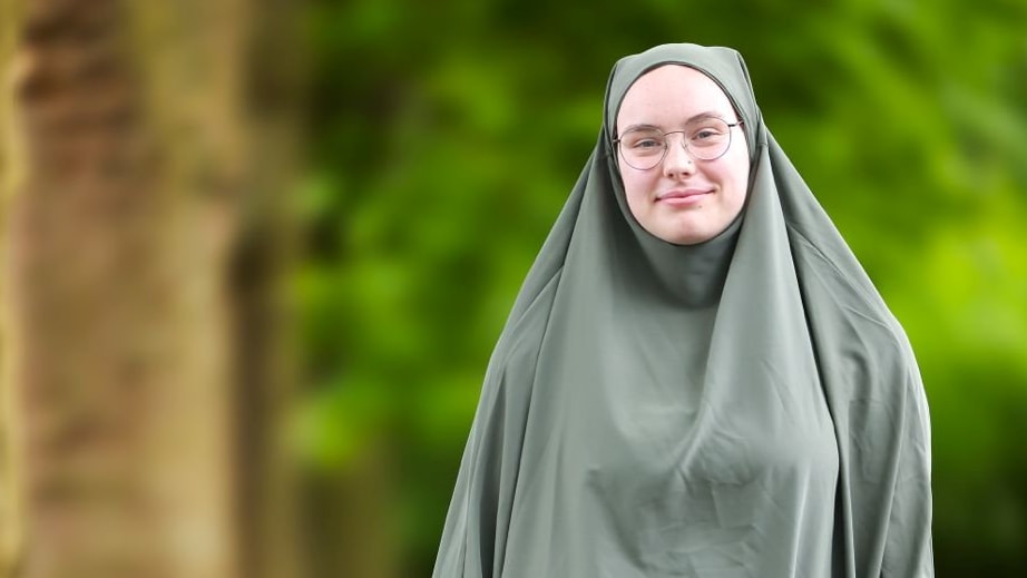 susannschroeter's tweet card. Der Salafismus erstarkt hierzulande. Das hängt auch mit weiblichen Konvertiten zusammen: Deutsche Frauen, die in der fundamentalistischen Strömung des Islams ihren Lebenssinn finden. WELT spricht mit...