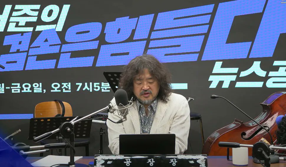 hanitweet's tweet card. 김어준의 ‘뉴스공장’과 이상호의 ‘고발뉴스’, 장윤선의 ‘취재편의점’ 등 유튜브 기반의 온라인 매체 세 곳이 대통령실 출입기자단에 새롭게 포함됐다. 대통령실은 지난 24일 이들 세 매체 기자 세 명이 등록기자단에 합류했다고 전했다. 기자단에 포함되면 용산 대통령실에 출