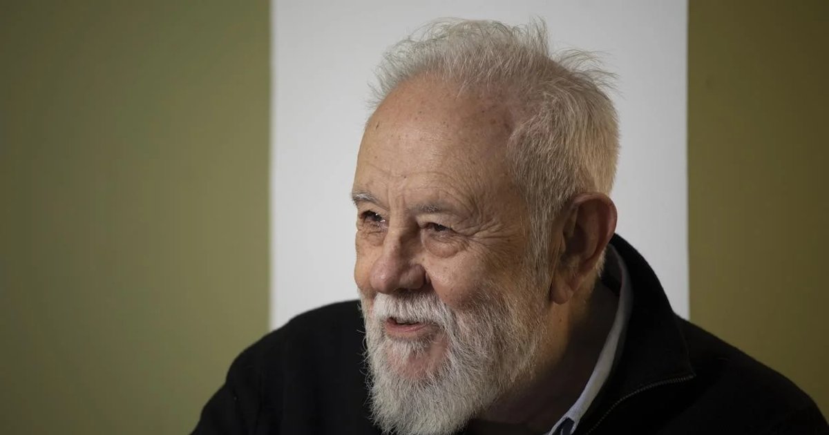 ABC_Cultural's tweet card. El escritor y cineasta ideó un personaje, Martín Girard, periodista deportivo y mucho más. En este volumen disfrutamos de 53 textos, tan heterodoxos como memorables