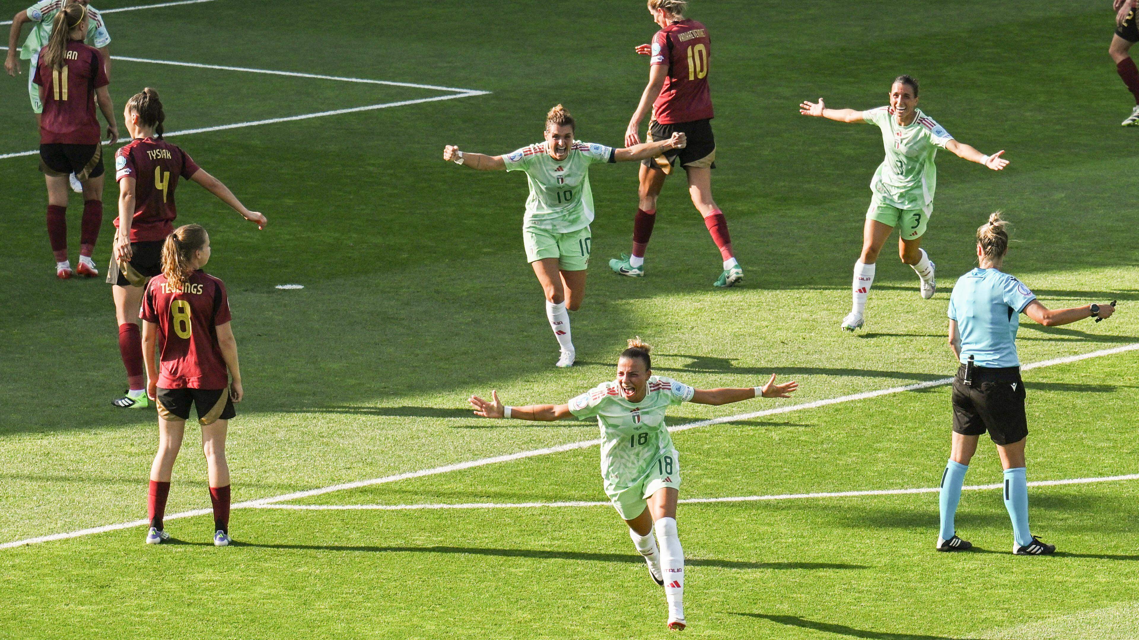 BartLagae's tweet card. Na een 0-1-nederlaag in hun openingswedstrijd tegen Italië, zijn de Flames maandag verplicht tot een stunt tegen wereldkampioen Spanje, dat Portugal aftroefde met 5-0. Daarvoor moeten ze terug naar...