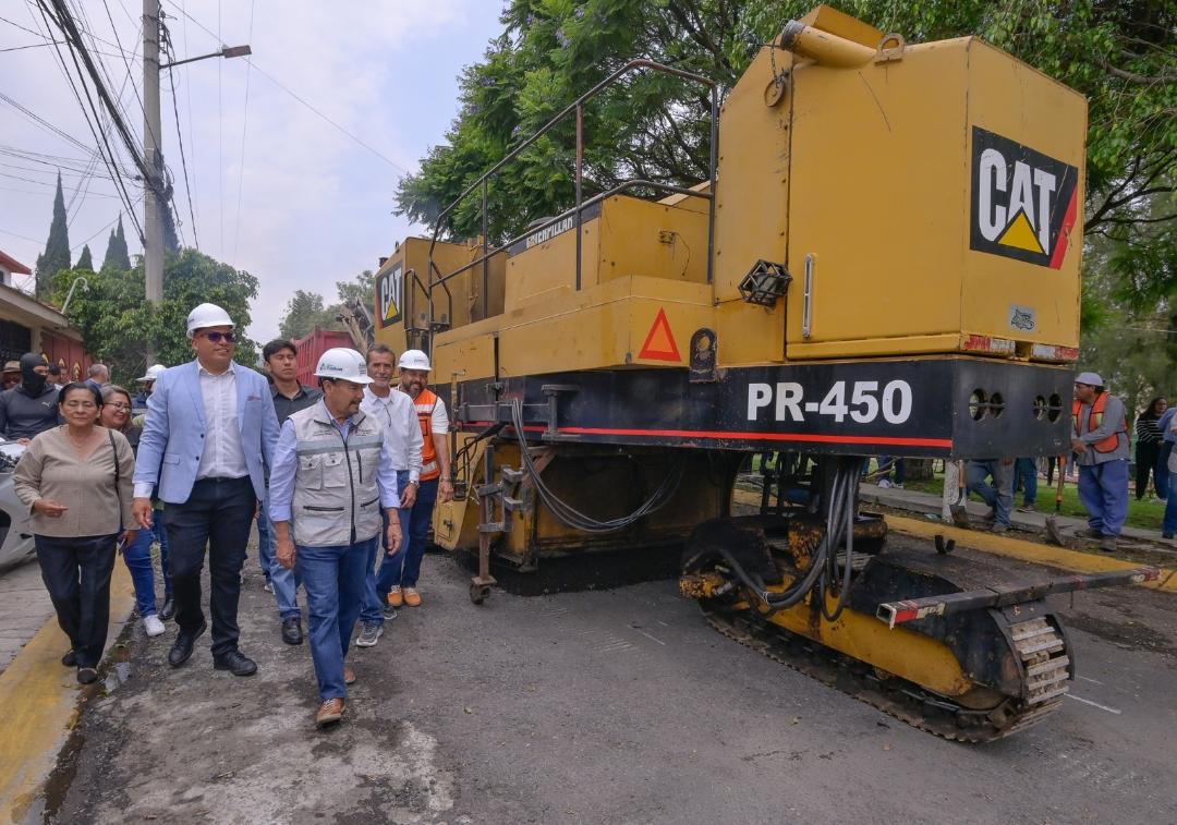 elvallemexico's tweet card. Atizapán, Méx.- El alcalde Pedro Rodríguez Villegas, atestiguó el inicio a la repavimentación con concreto asfáltico de la Calle Real de la Hacienda, en el tramo que va de la Av. Real de Atizapán a...