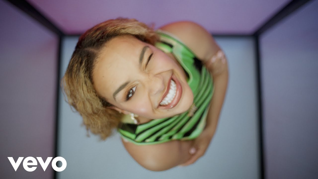indienative's tweet card. 英国・ウォルサル出身のR&B/ソウルシンガー Jorja Smith が、ニューシングル「With You」をリリース！夏へのラブソングとして、自身の過去の傷から癒されてきた恋愛を丁寧に描写しています。