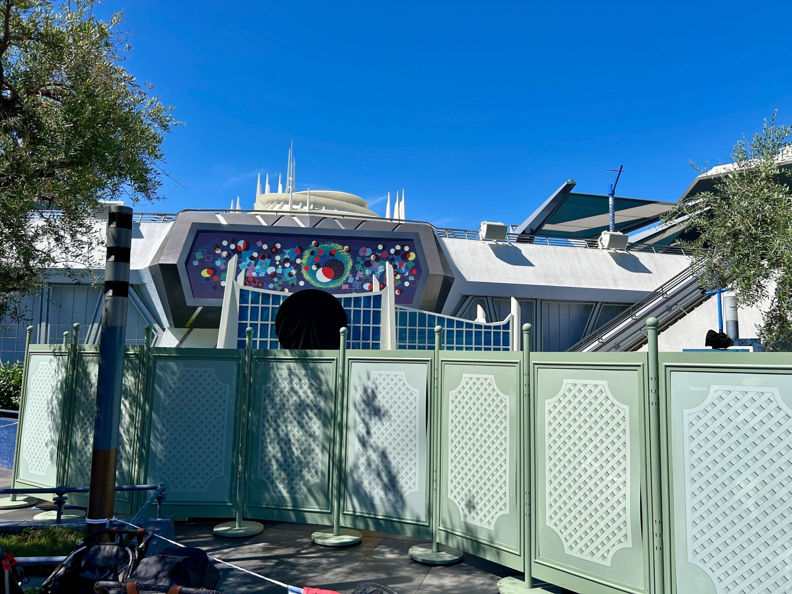 dlnt's tweet card. In preparation for the Fantastic Four meet and greet at Disneyland Resort, an area in Tomorrowland has been set up with a new backdrop.