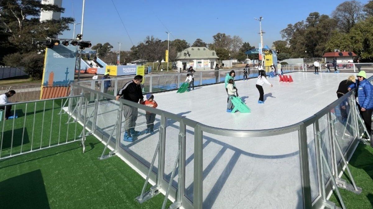 U24noticias's tweet card. Una pista de hielo y trineos en un parque de Buenos Aires con entrada gratuita, la Chorifest y las mejores cafeterías con meriendas por $6.000.