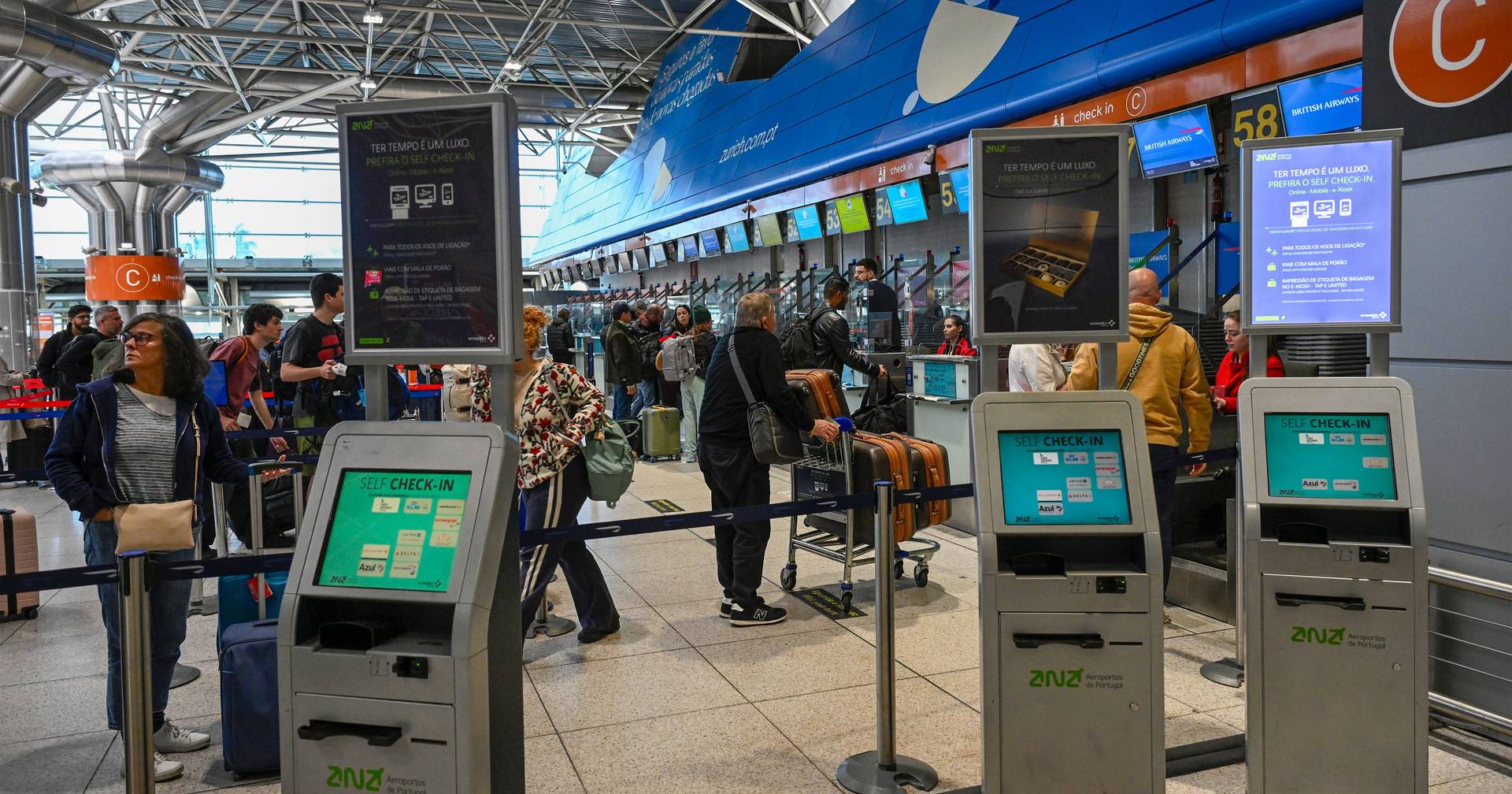 expresso's tweet card. Desconhecendo-se que adesão irá ter a greve dos trabalhadores da maior prestadora de serviços de assistência em escala nos aeroportos portugueses, que arranca esta madrugada, poderá haver atrasos e é...