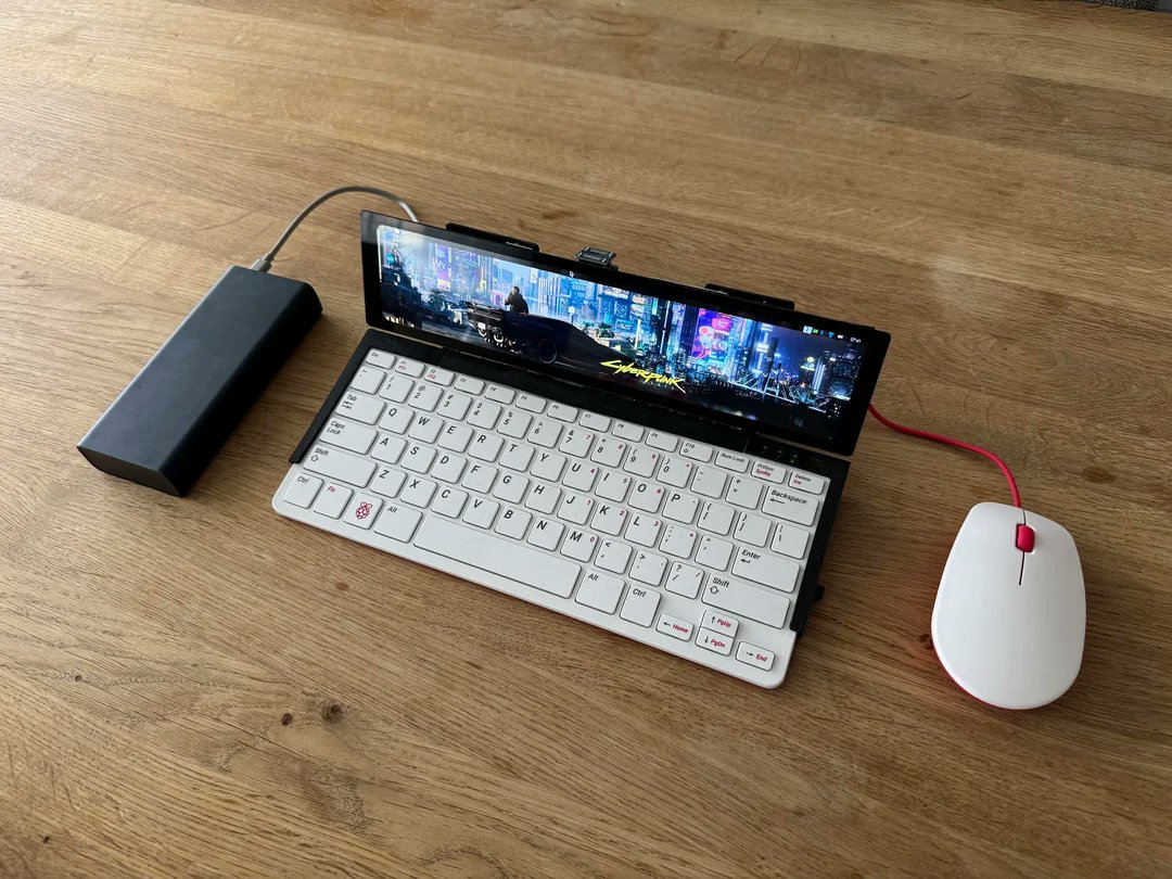 FabSceneJp's tweet card. Raspberry Pi 400にタッチスクリーンを追加してマクロキーボード機能を実現するDIYプロジェクト。3Dプリントマウントとオープンソースコードで製作可能。