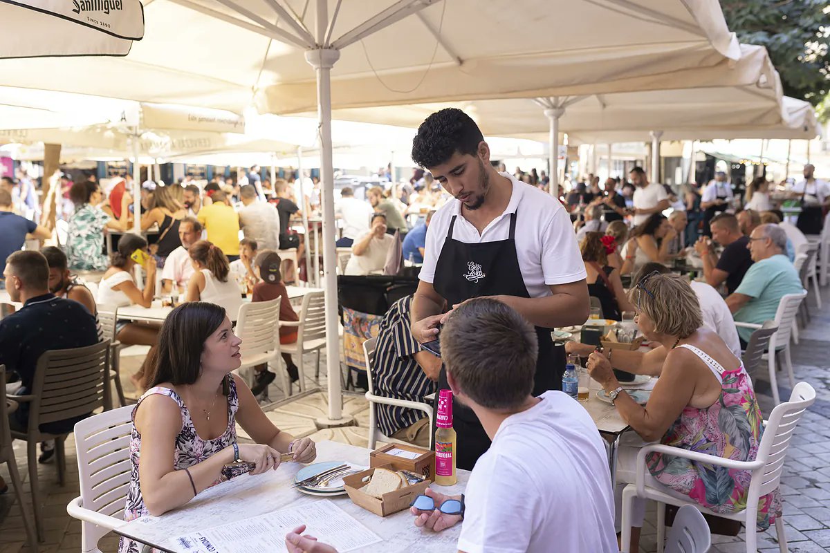 mcuenaca's tweet card. Como cada año en temporada alta, el ritmo de trabajo en restaurantes, bares y cafeterías, especialmente en los del litoral, se vuelve frenético. Hay más clientes, sí, pero...