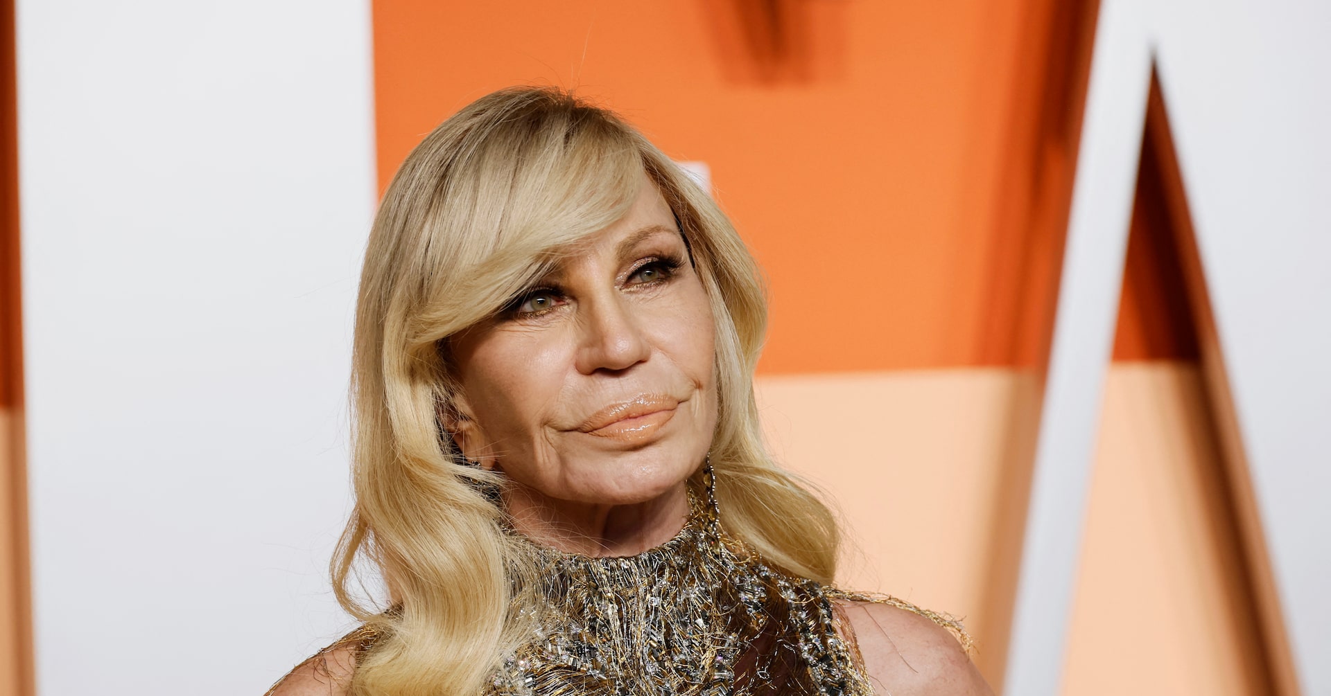 GVagnoni's tweet card. Donatella Versace is to step down as the main designer for the Versace brand after almost three decades, a move that has fanned talk of a sale of the business to rival Italian fashion house Prada .