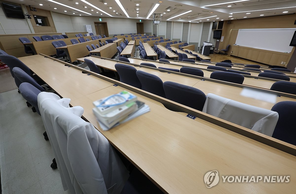 yonhapjp's tweet card. 【ソウル聯合ニュース】大学医学部の定員を増やすとした韓国政府の方針に反発する医学生が、今春から始まった１学期の授業を受けず、約８０００人が留年の対象になっている問題で、政府は２学期...