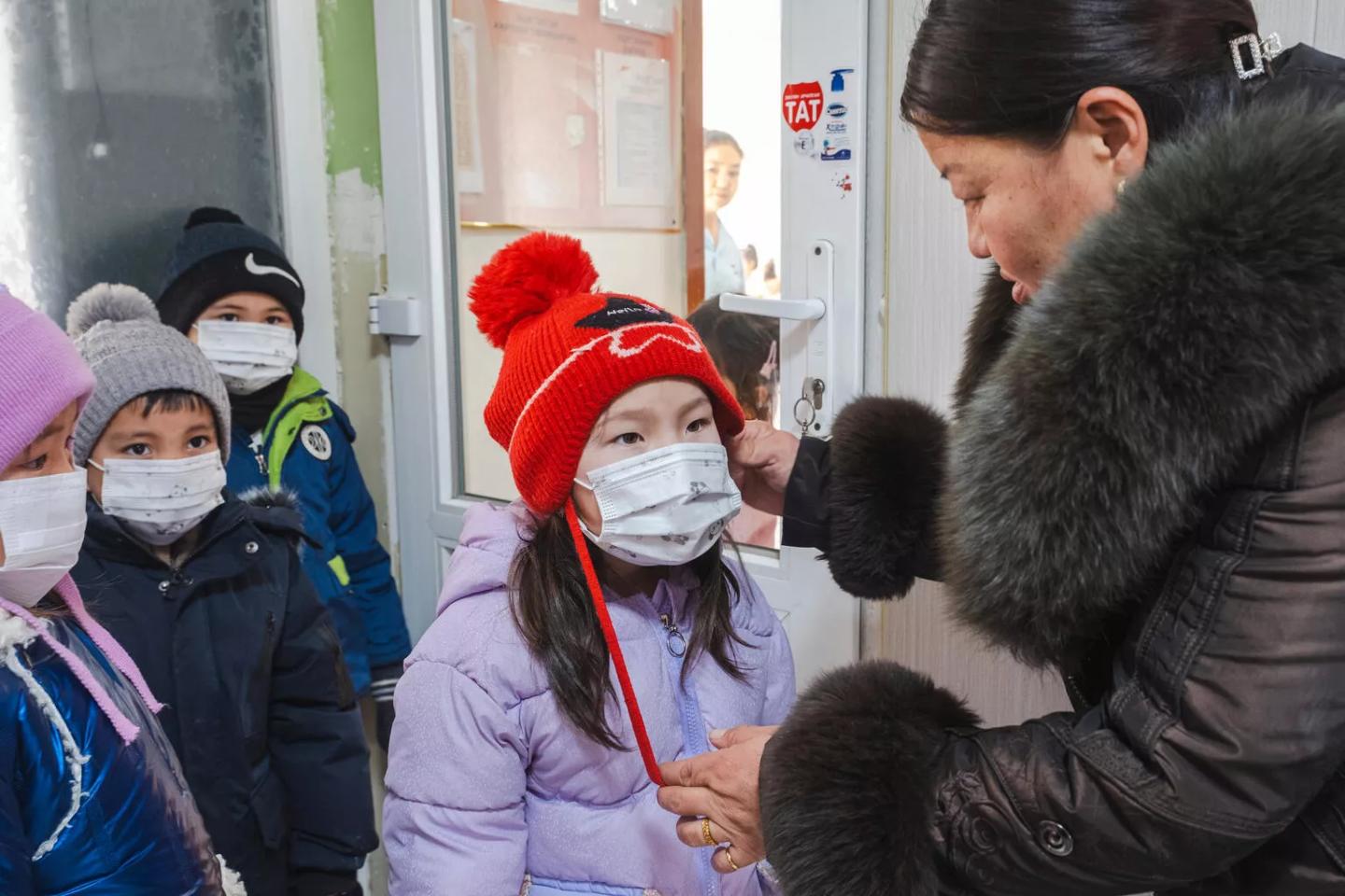 myUNICEF's tweet card. Expert tips for parents to protect children from breathing toxic air