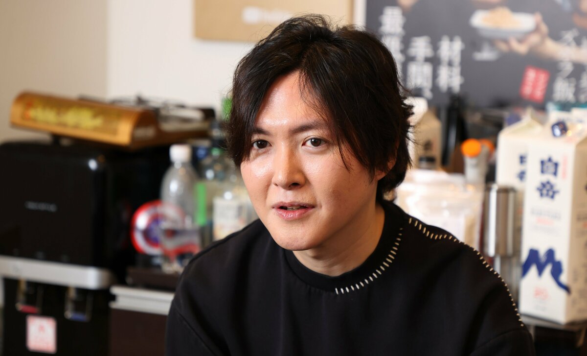 dot_asahi_pub's tweet card. 「無限」「世界一」など、レシピのネーミングが印象的な人気料理研究家のリュウジ氏。その「言葉」を重視するスタイルについて、意図を語ってもらった。料理論、仕事論を語りつくした最新刊『孤独の台所』（朝日…