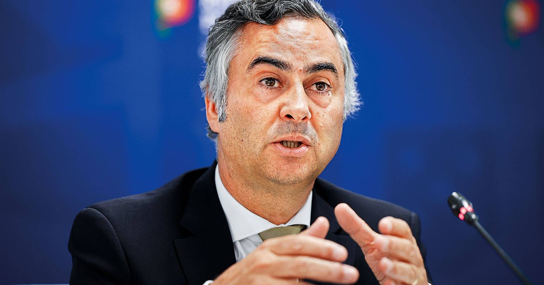 expresso's tweet card. Governo garante que não houve retirada de conteúdos sobre educação sexual das escolas. Mudanças na disciplina de Cidadania foram promessa de Luís Montenegro e o PSD aplaudiu