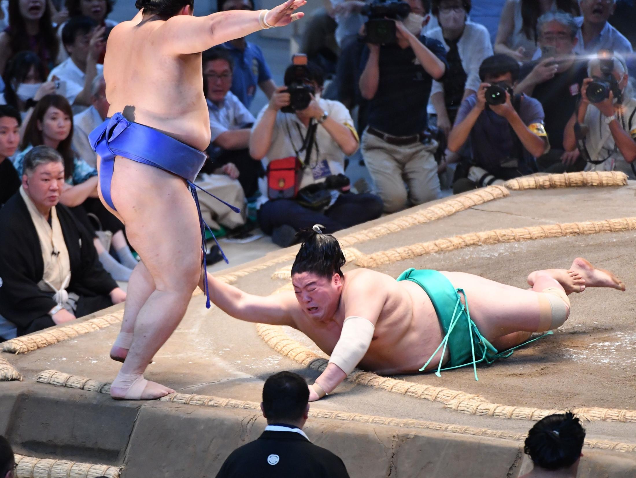 DDDEmz's tweet card. 　熱戦が続く大相撲名古屋場所で、１２日目の結び、大の里－一山本で観客の行動が波紋を呼んでいる。優勝戦線を占う両者の一戦は一山本が前に出て、大の里が引く形となり、際どい一番に。一山本に軍配があがり物言