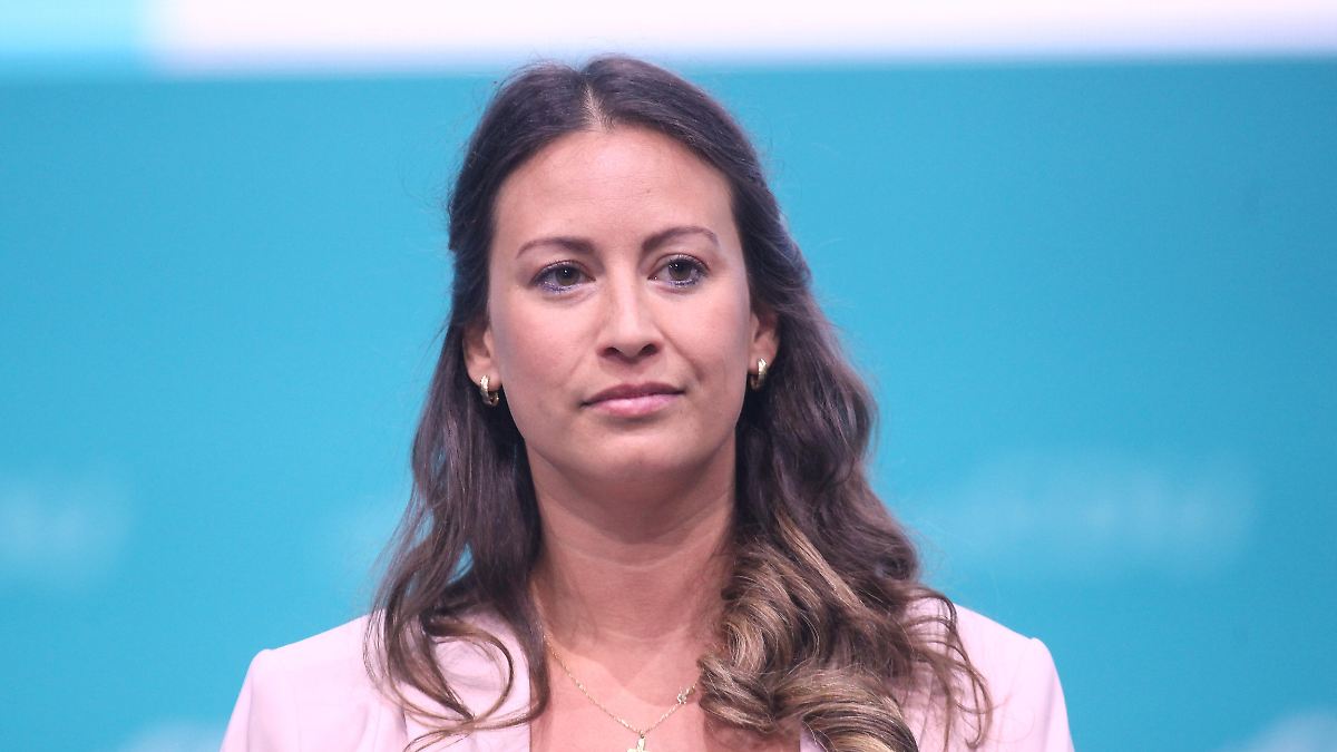 orchidee_vanda's tweet card. Caroline Bosbach, die Tochter von CDU-Urgestein Wolfgang Bosbach, sitzt seit diesem Jahr im Bundestag. Nach Informationen von ntv und "Stern" werfen ihr Parteimitarbeiter einen unsauberen Umgang mit...