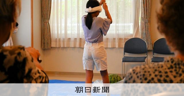 asahi_school's tweet card. 　「こっちこっち」「もっと右だよ」　夏休みに入って初めての平日となった7月22日、浜松市内の特別養護老人ホーム「第二長上苑」で小学生7人がスイカ割りを楽しんでいた。　目隠しをして挑む子どもたちを一緒に…