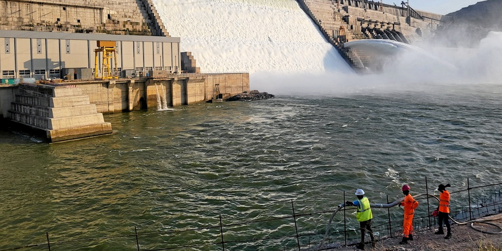 ClimateOfChange's tweet card. Addis-Abeba a finalisé le chantier du plus grand barrage d’Afrique, au mépris des alertes du Caire et de Khartoum. Sans accord sur la gestion des eaux du Nil, la crise menace d’éclater.