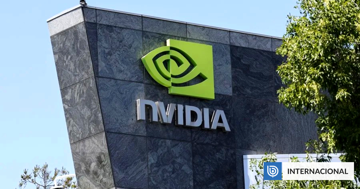 biobio's tweet card. Al menos 1.000 millones de dólares en chips avanzados para inteligencia artificial (IA) de Nvidia fueron enviados a China en...