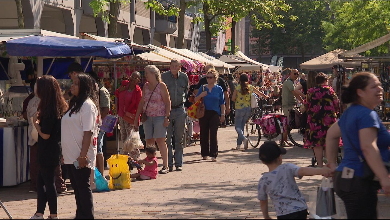 OmroepFlevoland's tweet card. Met verschillende braderieën moet het Stadshart van Lelystad weer op de kaart worden gezet. Dat hopen de ondernemers van het winkelcentrum, die met lede ogen aanzien hoe bezoekers steeds vaker...
