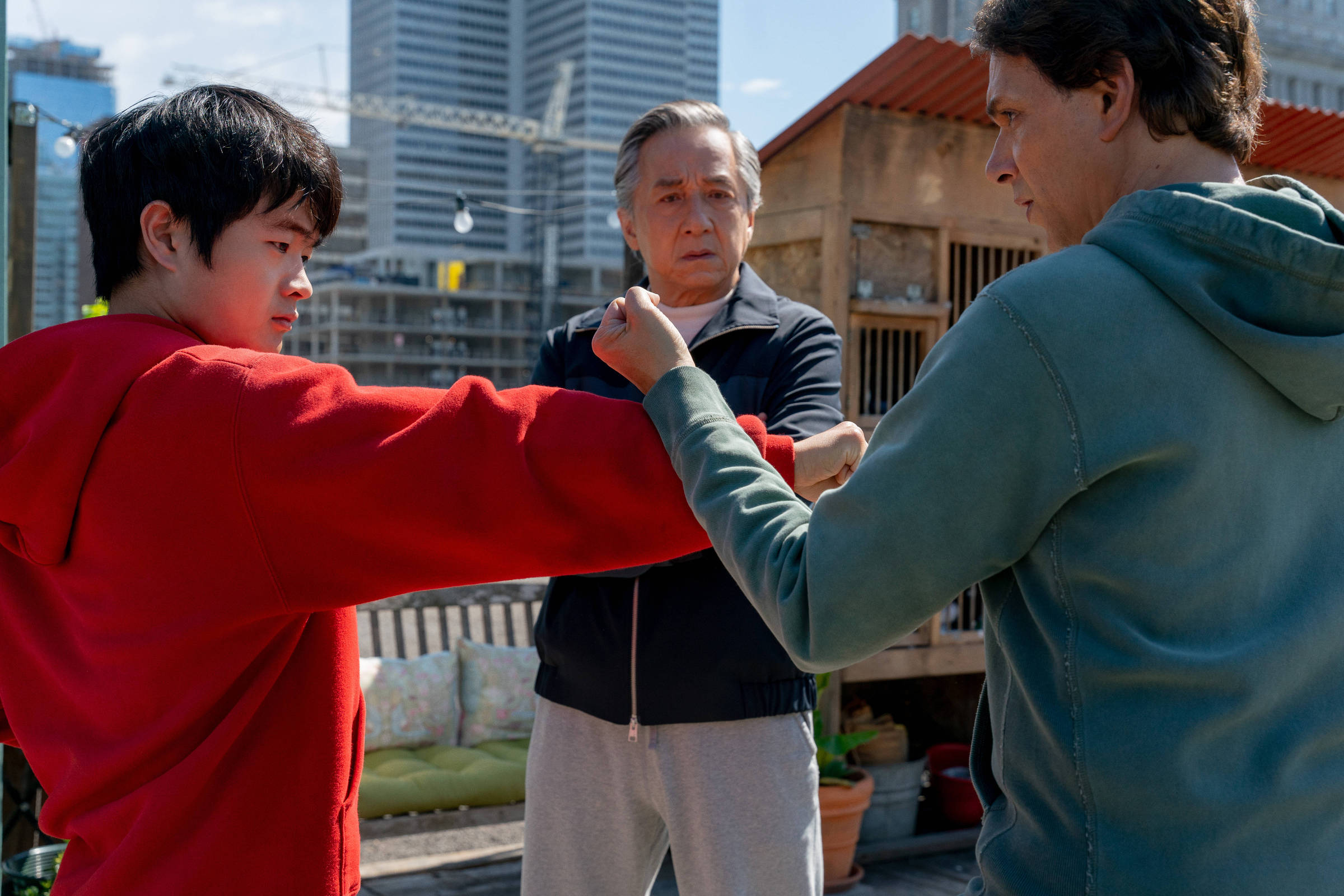 pedrosazevedo's tweet card. Trama força encontro entre personagens de Jackie Chan e Ralph Macchio e não se sai bem nem nas cenas de ação