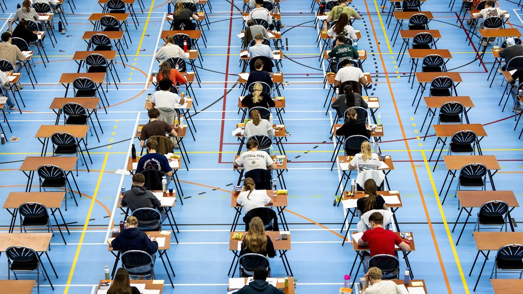 paulavanmanen's tweet card. De school had de nagekeken examens per post opgestuurd naar een andere school voor de tweede correctie. Daar is de envelop wel aangekomen, maar vervolgens verdwenen.