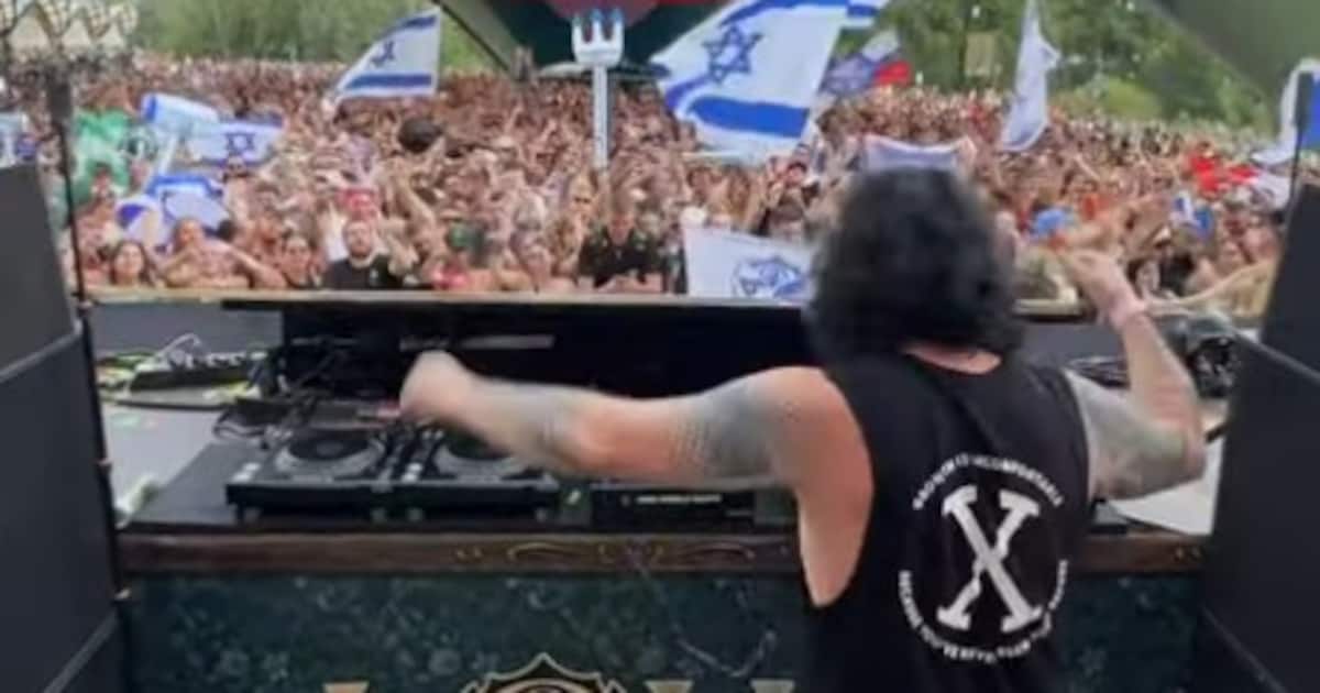 KennethLammers's tweet card. Vorig jaar droeg hij zijn set op aan de soldaten in Gaza, en in Israëlische media kondigt hij aan dat hij zaterdag opnieuw trots met de Israëlische vlag zal zwaaien. Tomorrowland zegt over verbinding...