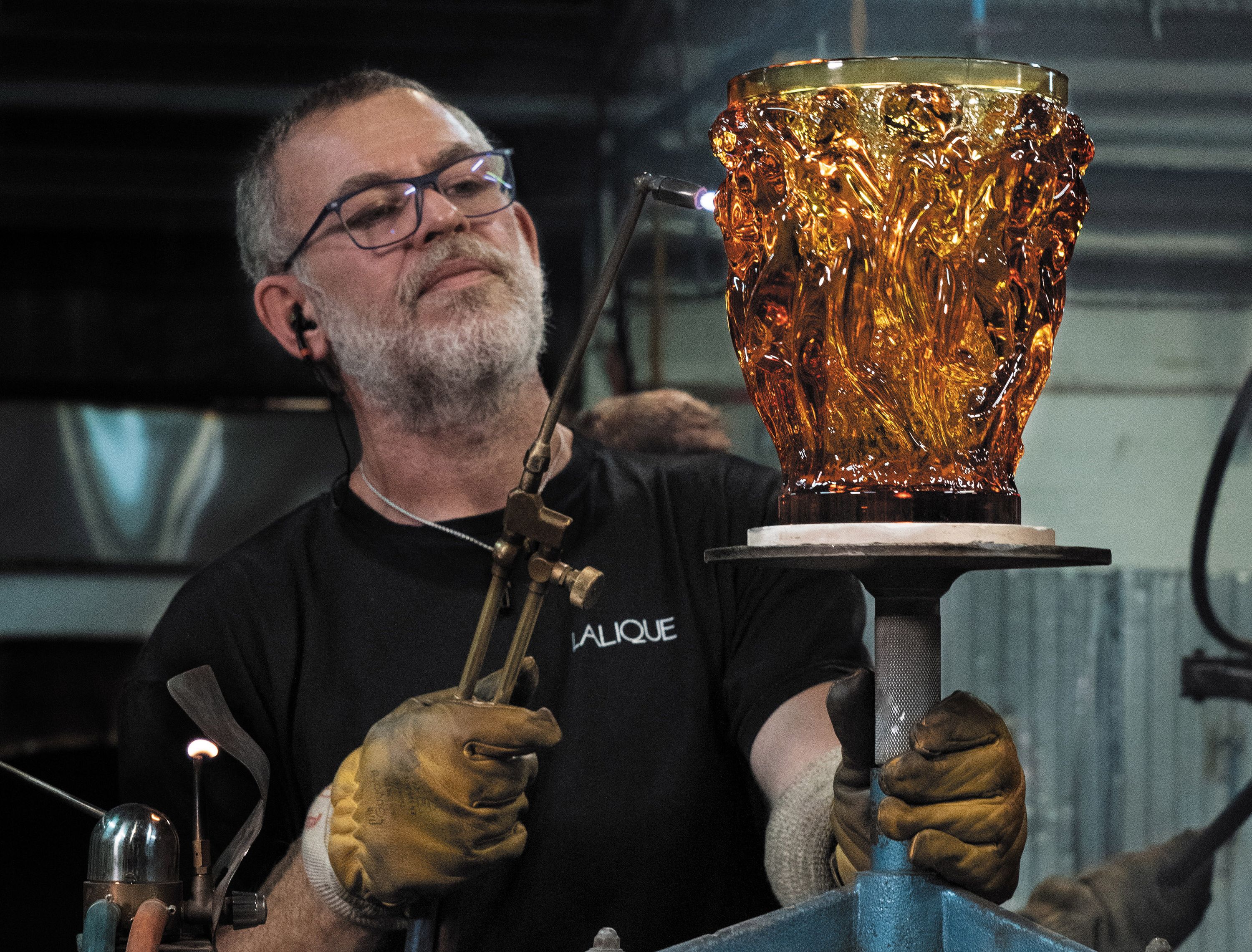 LeJDNews's tweet card. ARTISANATS D'EXCELLENCE. Pendant tout l’été, le JDNews vous emmène dans les ateliers de maisons emblématiques des savoir-faire français. Découverte des ateliers Lalique, le luxe du cristal français.