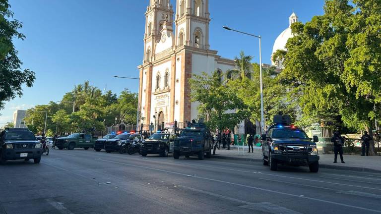AdrianLopezMX's tweet card. La presencia de fuerzas militares y corporaciones policiales tomó por sorpresa a automovilistas y transeúntes