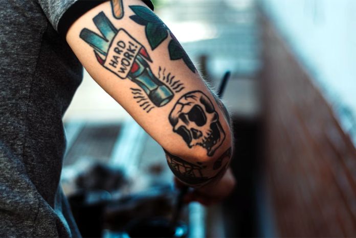 UltraTextual's tweet card. Este estudio detalla cómo los tatuajes podrían estar relacionados con un aumento en el riesgo de cáncer y otras enfermedades.