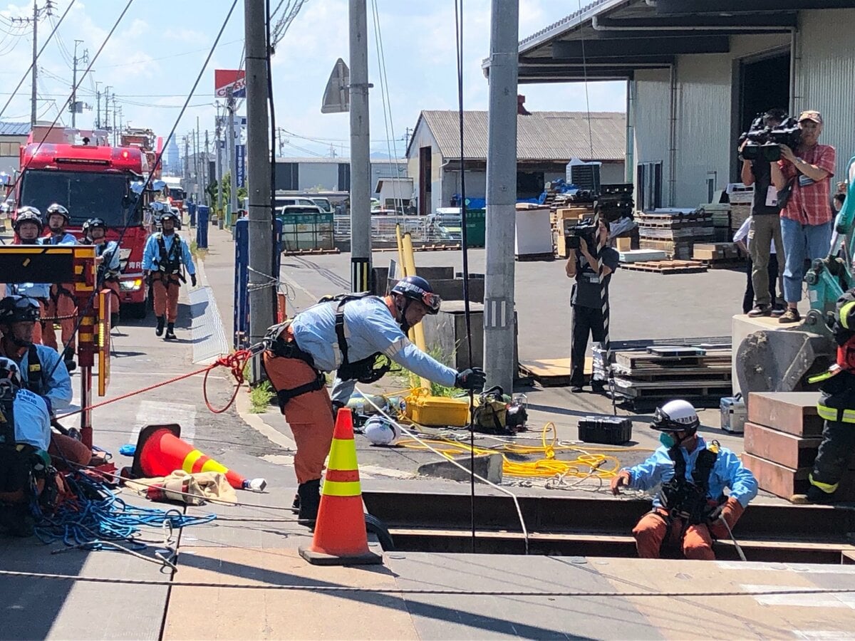 TBC_houdou's tweet card. 25日午後0時50分頃、仙台市宮城野区日の出町1丁目で「建設現場に穴があってそこに落ちた」と消防に通報がありました。消防によりますと、作業員とみられる60代男性ともう一人の男性の合わせて2人がけがをしたとい…