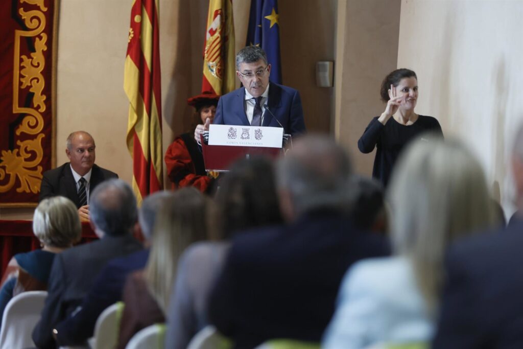 EnricMorera_'s tweet card. Enric Morera, senador del partido Compromís, ha presentado una solicitud para establecer una comisión de investigación en el Senado que examine las acciones del exministro de Hacienda Cristóbal...