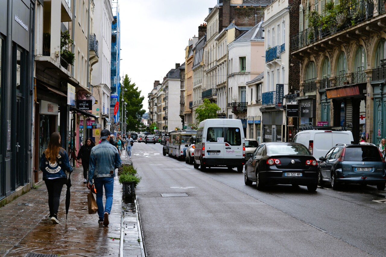 76actu's tweet card. Le rue de la République à Rouen (Seine-Maritime) est une artère du centre-ville qui comprend de nombreuses cases vides, mais aussi des enseignes intéressantes.
