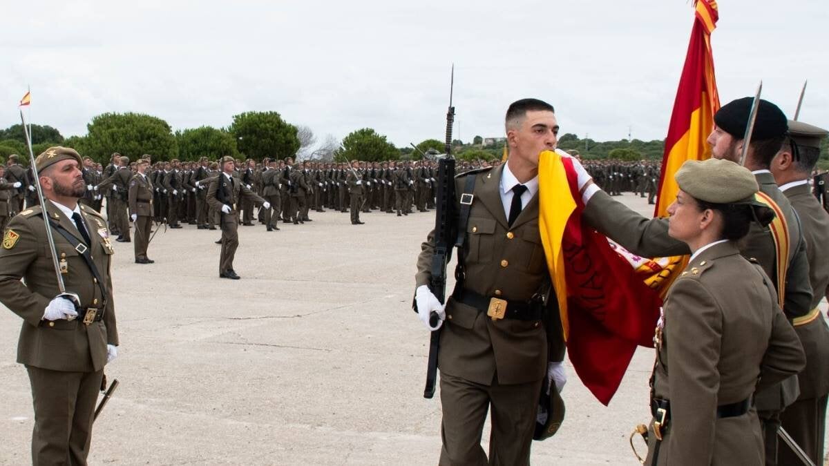 ilogicox's tweet card. Las convocatorias de ingreso en la Escala de Tropa y Marinería ofrecen miles de plazas, pero no todas se cubren y sobre todo el paso por los centros docentes militares provocan bajas.