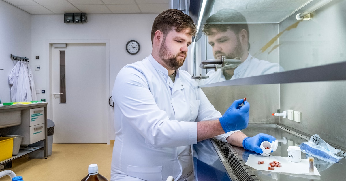 mkeulemans's tweet card. Microbiologen van het Leidse LUMC werken aan een poeppil die eind dit jaar klaar moet zijn voor gebruik. In de pil zit ontlasting van gezonde donoren waarmee patiënten met ernstige, soms levensbedr...