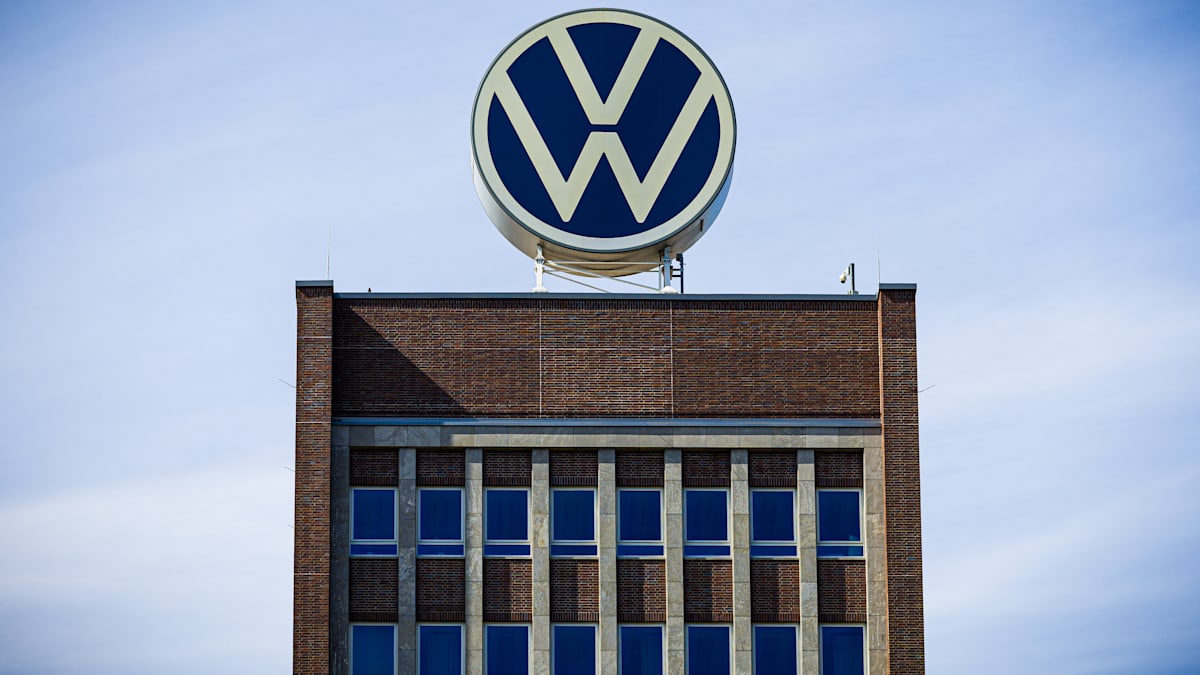 2EXPvZWQ7LLPX4P's tweet card. Der Gewinn von Volkswagen ist im zweiten Quartal um mehr als ein Drittel zurückgegangen. Zu den Gründen zählen schwache Zahlen bei Audi und Porsche. Für das Gesamtjahr kappt der Konzern wegen der...