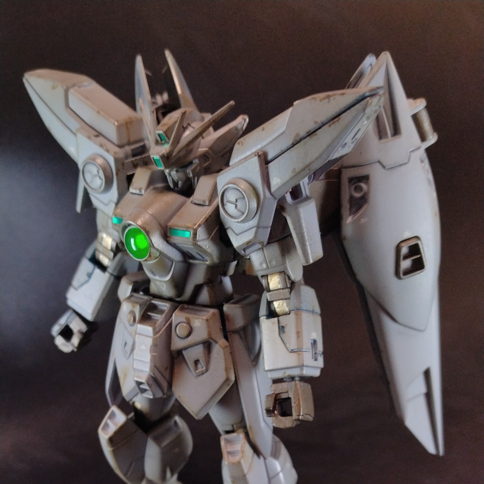 BUILDERS_NOTE's tweet card. 今回は、ウイングガンダムゼロをゼータプラスC1風にしてみました。まずは、水性ホビーカラーで全塗装してからウェザリング(リアルタッチマーカーやウェザリングマスターなど使用)しました。ちなみに塗装は全て水...