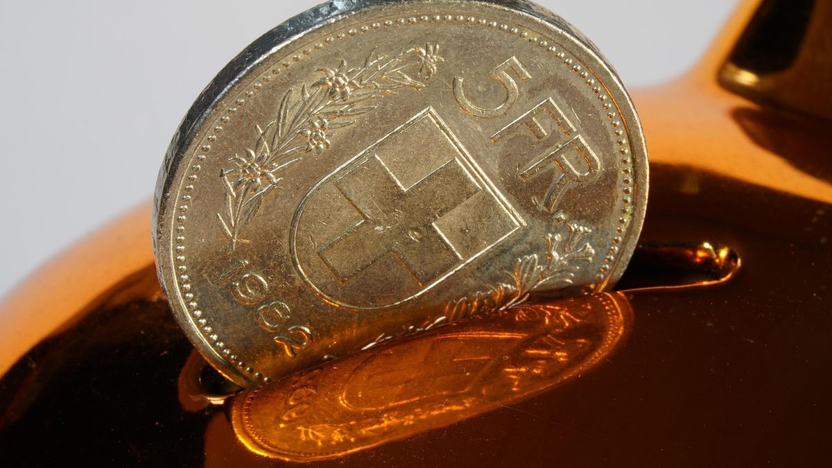 JorgeValid's tweet card. La operación se enmarca dentro de la estrategia de diversificación de la base inversora y del riesgo cambiario del portafolio de deuda en moneda extranjera