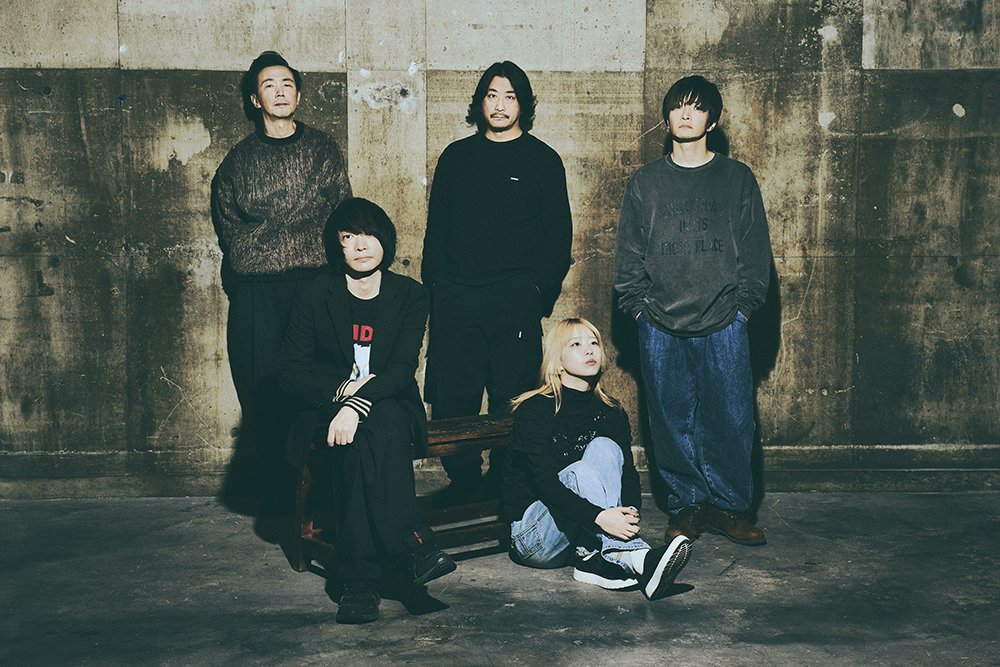 ART__OFFICIAL's tweet card. チケット代が発生するライブに初めて出たのは、高校の友達と組んでいた「オレンジクラッシュ」というバンドでしたね。ギターが弾ける軽音部のやつがいたので、僕はベースボーカルをやることにして。そしたらドラムが叩けるやつがいて、