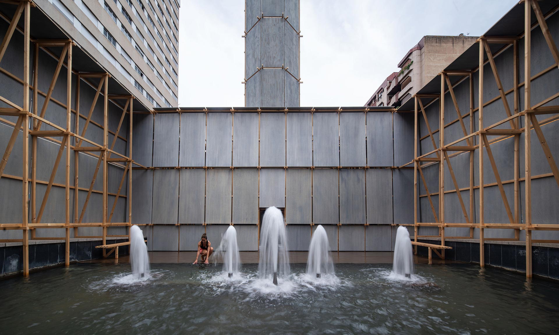 DesignMagazin's tweet card. Na severu Španělska ve 150tisícovém městě Logroño vznikla dočasná instalace Round About Baths. Architekt a výtvarník Leopold Banchini přetvořil pro festival Concéntrico místní fontánu uprostřed města...