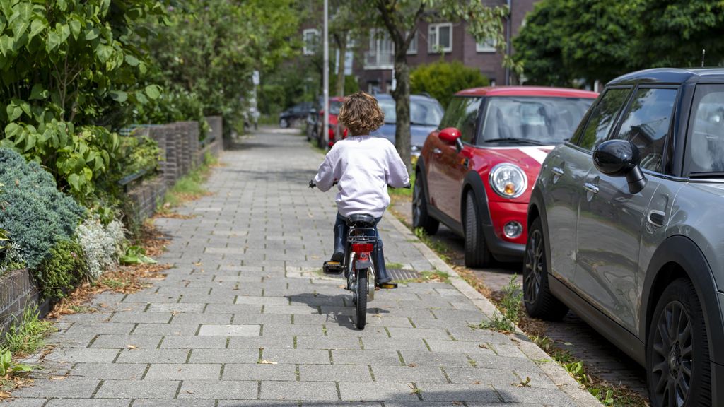 StLongCOVID's tweet card. Kinderartsen willen een therapie tegen ME/CVS behouden terwijl deskundigen waarschuwen voor mogelijke risico's.