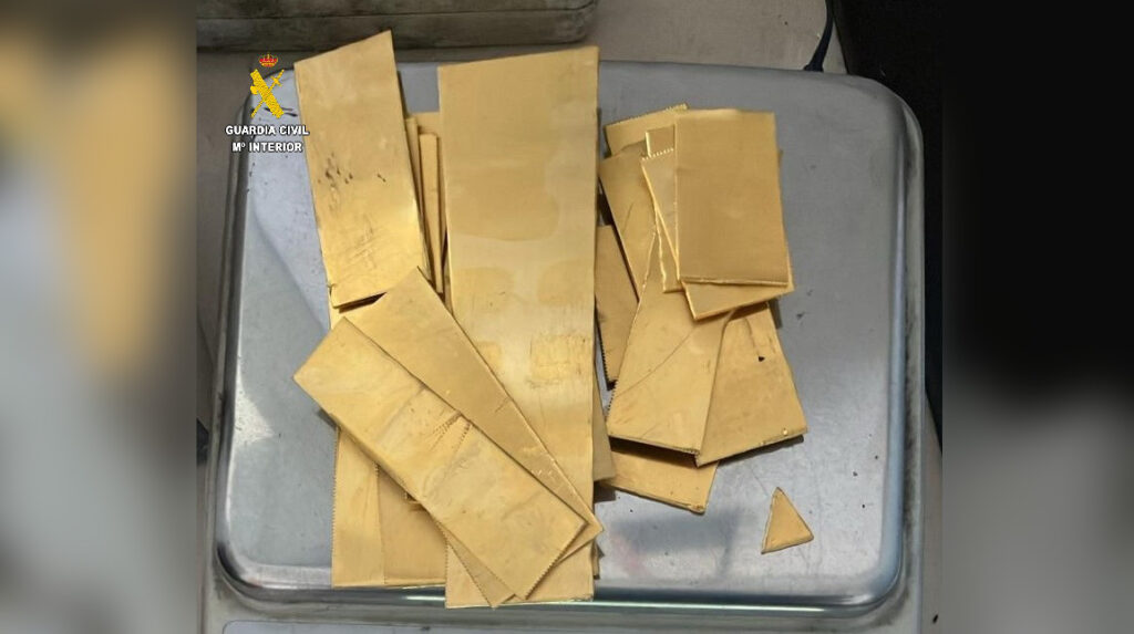 AlertaZeta's tweet card. Guardias Civiles de la Compañía Fiscal del Puerto de Algeciras han interceptado a dos personas que intentaban embarcar hacia Marruecos con 1.800 gramos de oro ocultos en sus zapatillas.Los hechos...