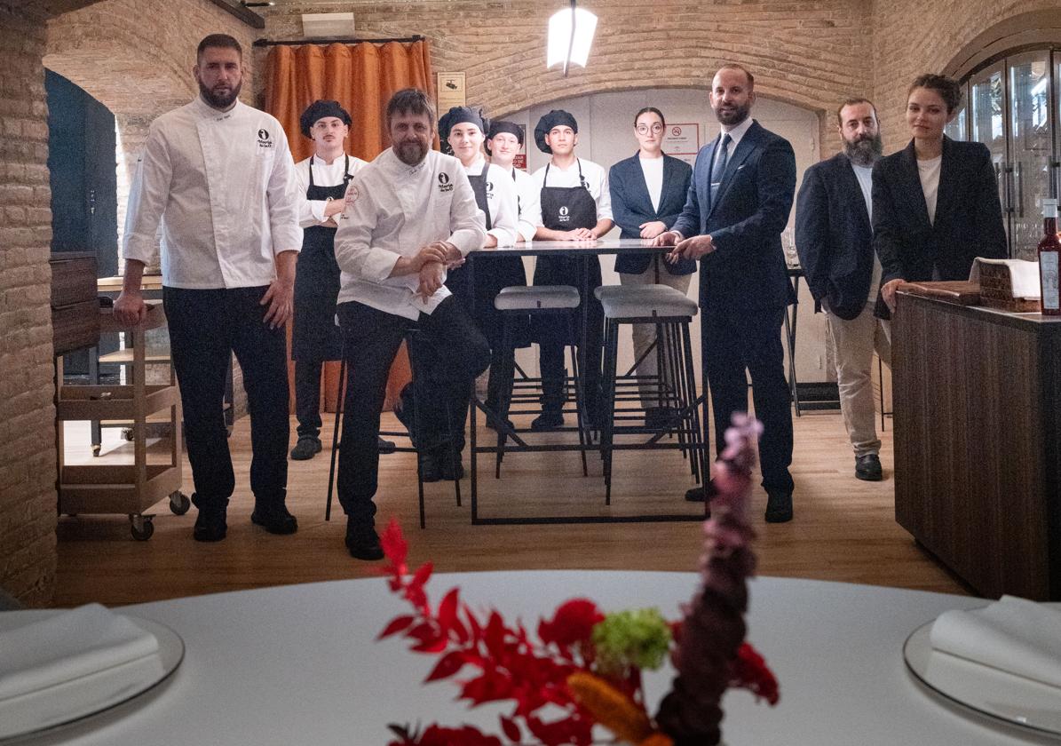 Jesus_Lens's tweet card. El menú degustación propuesto por Chechu González y su equipo permite hacer un viaje a las raíces gastronómicas granadinas que, con el maridaje por las rutas andalusíes d