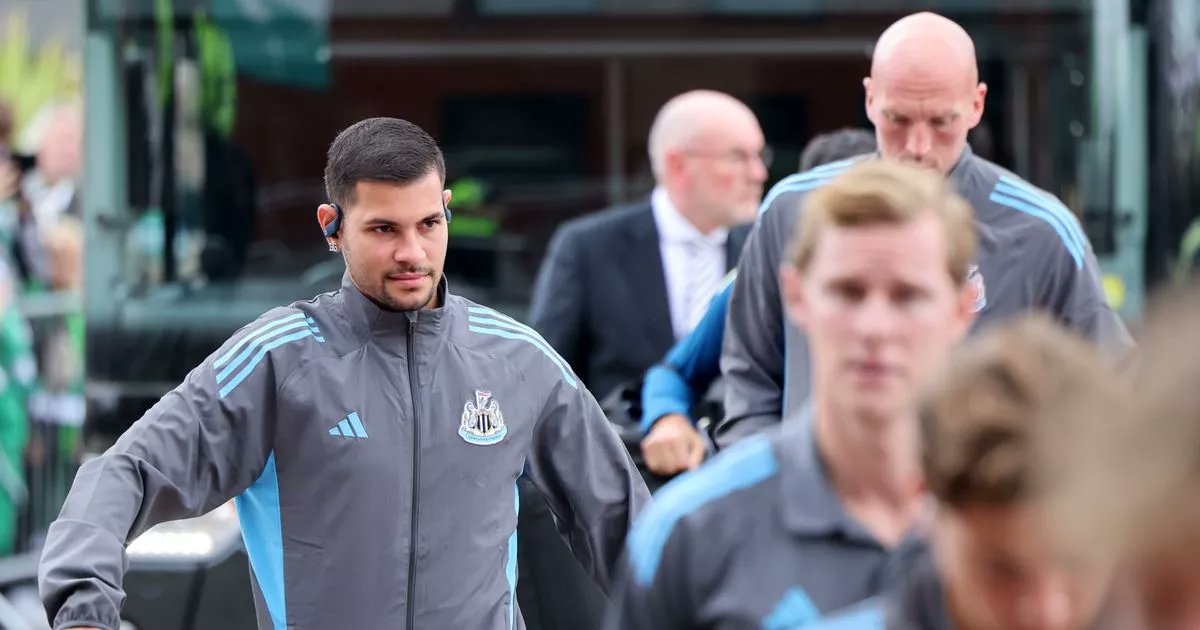 lee_ryder's tweet card. The Magpies have arrived in Singapore and were met by the media ahead of Sunday's clash with the Gunners