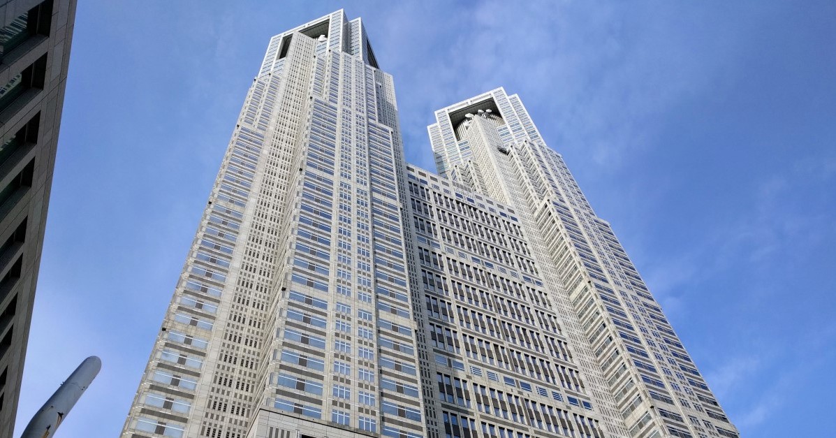Kiyoshileo's tweet card. 東京都は、AIに対する基本的な考え方や取り組みの方向性を示した「東京都AI戦略」を策定した。都政におけるAI利活用や、民間企業や大学などと連携したAI推進を掲げる。