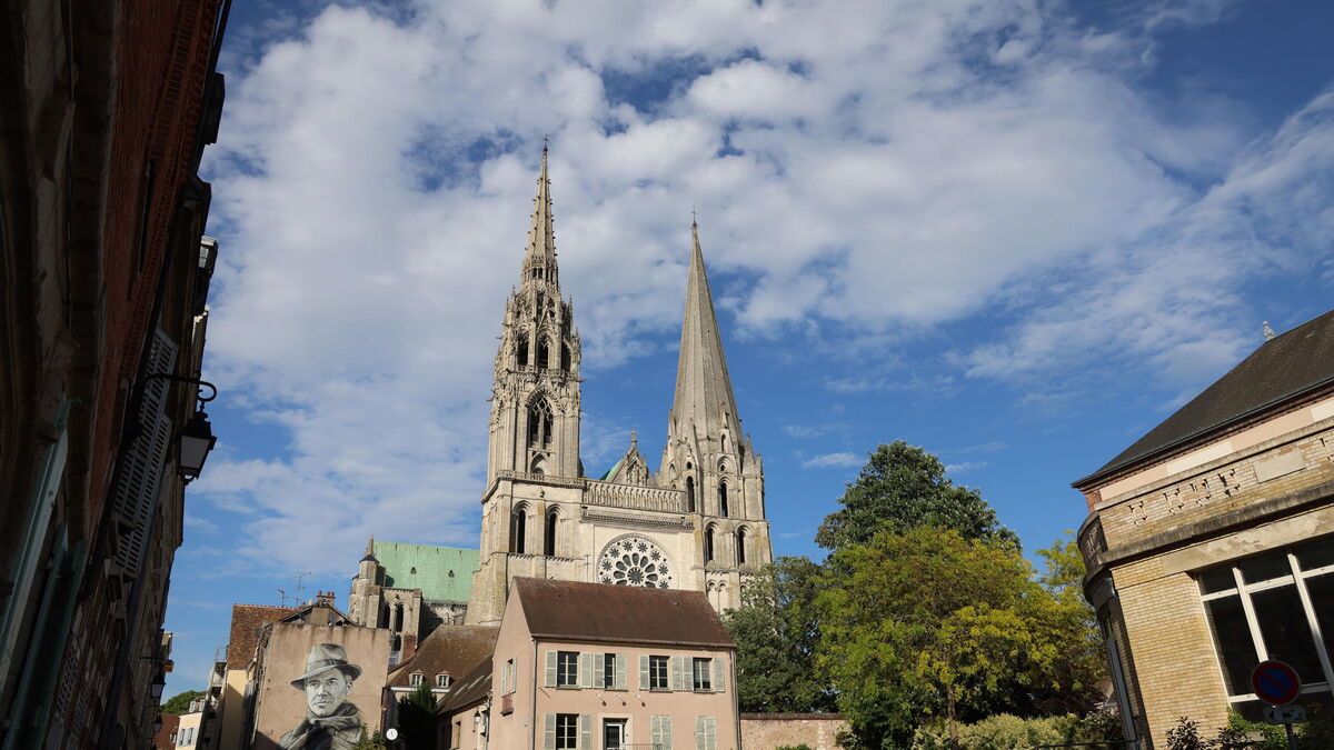 Amilure1's tweet card. Le tribunal administratif d’Orléans (Loiret) a donné raison à la ville de Chartres (Eure-et-Loir) et à l’architecte des Bâtiments de France,