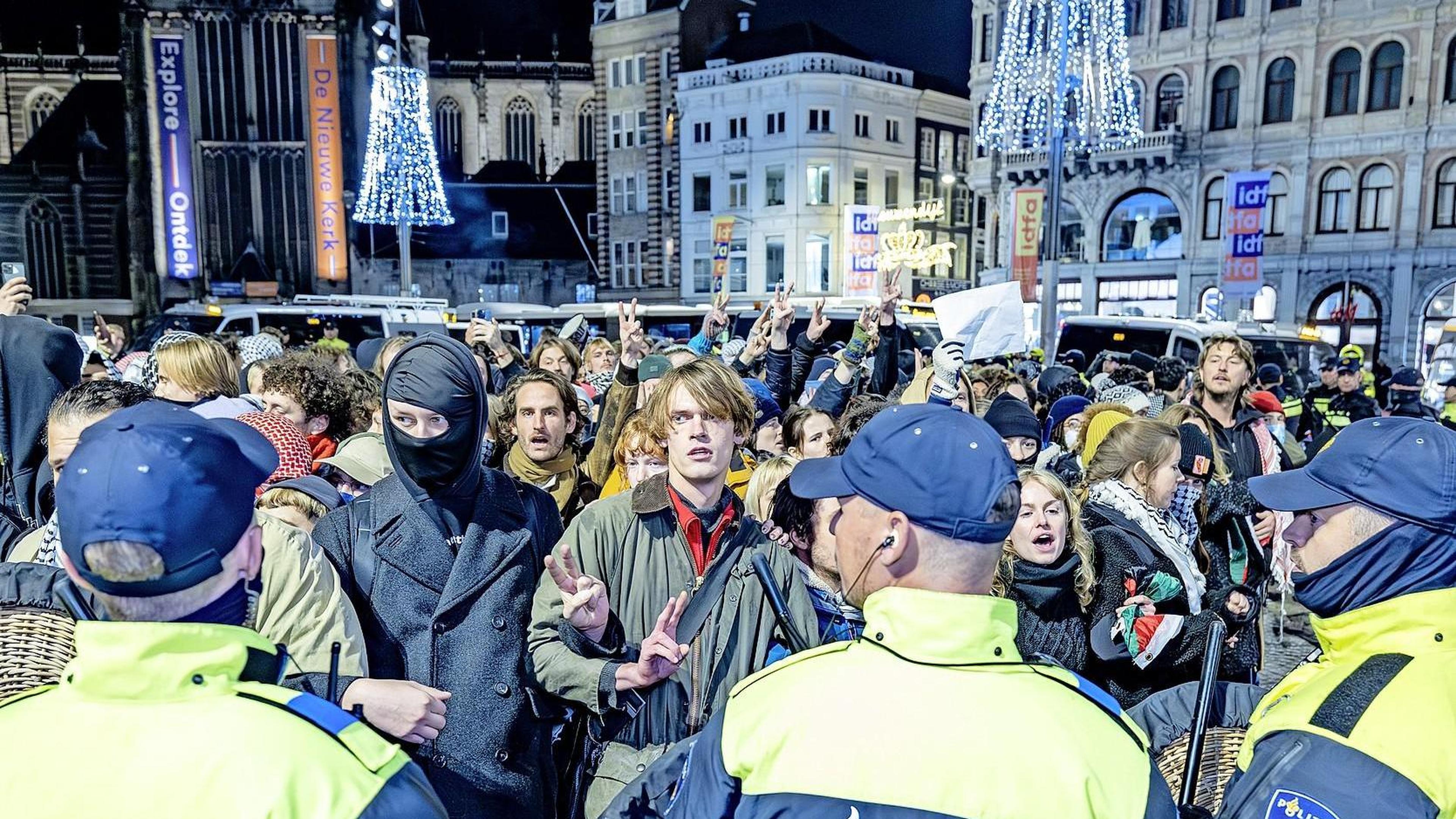 FMG_UvA's tweet card. Hoe zinvol was het Amsterdamse demonstratieverbod vorige week? Er lopen inmiddels onderzoeken naar politiegeweld en raadsleden zijn kritisch op de twee uitzonderingen die gemaakt werden.