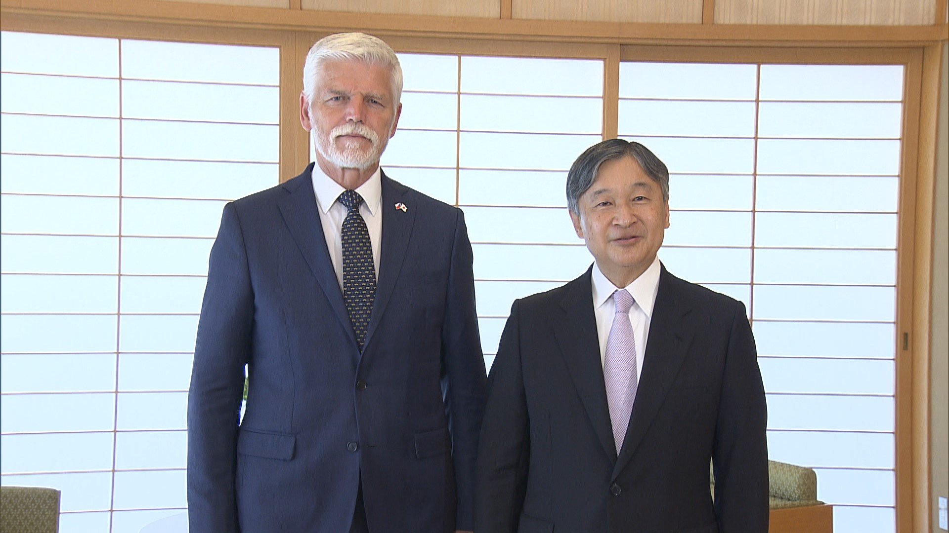 AmbHideoSuzuki's tweet card. 天皇陛下は大阪・関西万博のために来日したチェコの大統領と面会されました。 25日午前11時ごろ、陛下はお住まいの御所で万博の「ナショナルデー」のため来日したチェコのパヴェル大統領を笑顔で出迎えられ