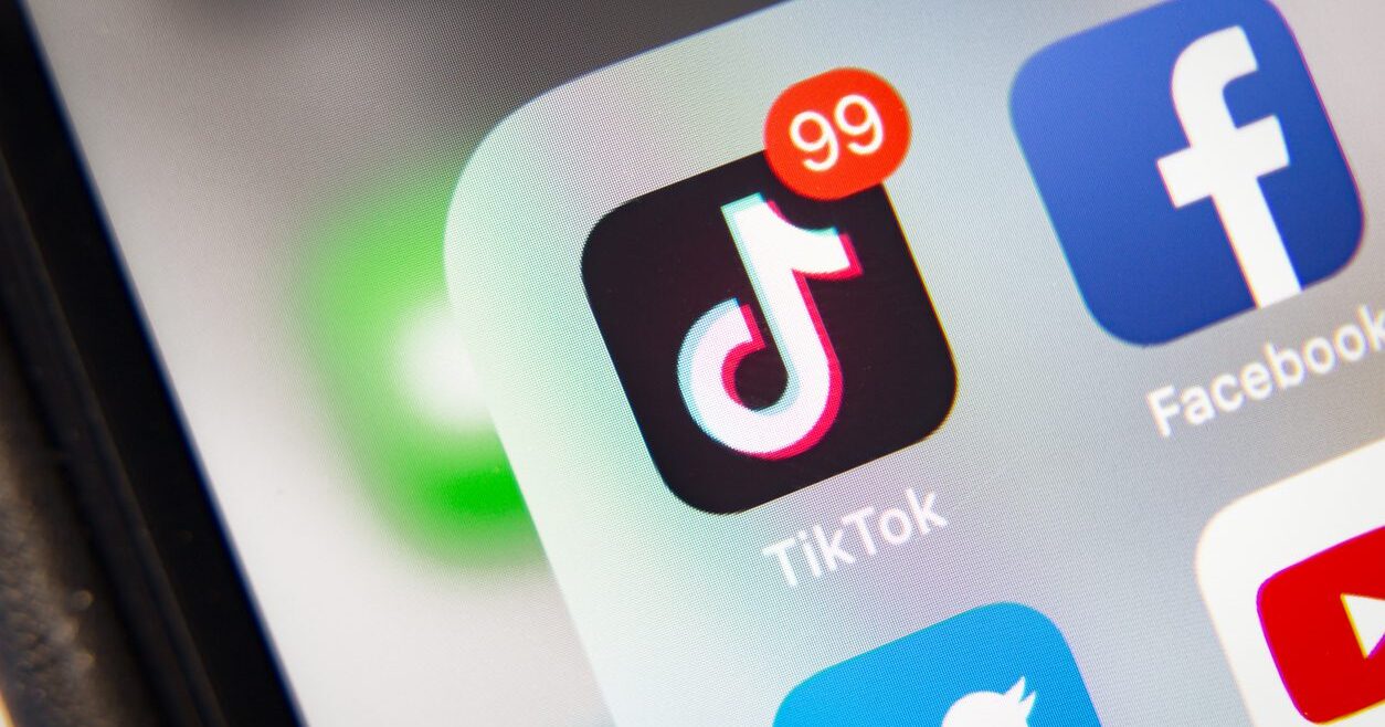 V_N1WS's tweet card. In Nederland staat een pedoseksueel terecht die ook in Vlaanderen jonge slachtoffers maakte via TikTok en Instagram.