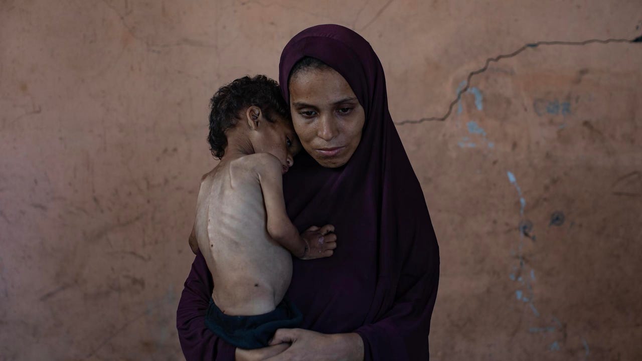 OndaCero_es's tweet card. Pascale Coissard ha denunciado en Más de uno la situación de hambruna crítica que está viviendo la población palestina en la Franja de Gaza debido al bloqueo de ayuda humanitaria aplicado por Israel....